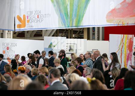 Bologna, Italien. April 2024. Besucher nehmen an der Eröffnungszeremonie der Kinderbuchmesse Bologna im Zentrum Bologna Fiere in Bologna, Italien, am 8. April 2024 Teil. Die 61. Bologna Kinderbuchmesse begann am Montag mit der Teilnahme von 1.500 Ausstellern aus rund 100 Ländern und Regionen der Welt. Die Messe dauert bis zum 11. April. Quelle: Li Jing/Xinhua/Alamy Live News Stockfoto