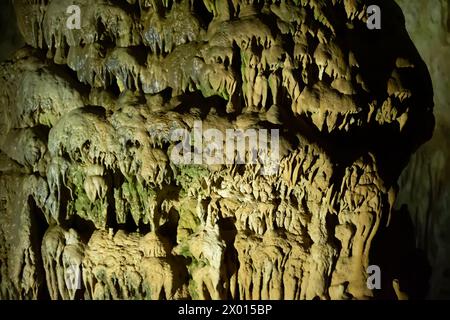 Die Höhle ist Karst, eine herrliche Aussicht auf Stalaktiten und Stalagniten, beleuchtet von hellem Licht, eine wunderschöne natürliche Attraktion an einem Touristenort. Stockfoto