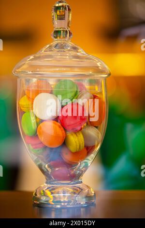 Glasvase mit mehrfarbigen Marshmallow-Bonbons. Stockfoto