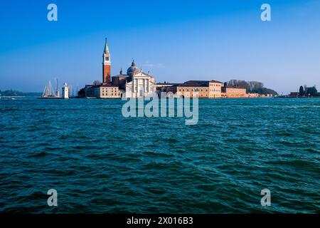 Insel und Kirche San Giorgio di Maggiore, auf der anderen Seite des Canale della Giudecca. Stockfoto