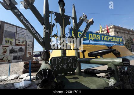 Nicht exklusiv: CHARKIW, UKRAINE - 5. APRIL 2024 - der Sessel aus Granatsplittern, Raketen und Militärfahrzeugen der russischen Besatzer Stockfoto