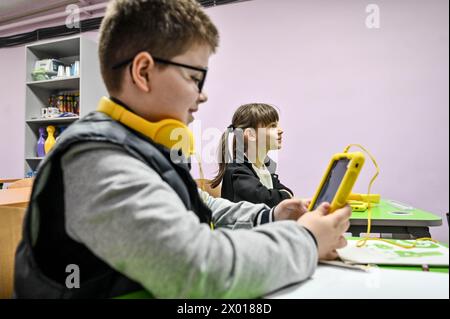 Nicht exklusiv: ZAPORIZHZHIA, UKRAINE - 04. APRIL 2024 - Kinder nehmen an einem Unterricht in einer örtlichen Schule in Zaporizhzhia, Südostukraine Teil Stockfoto