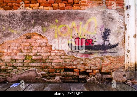 Ein Graffiti mit einer Gondel und roten Herzen auf einer Ziegelmauer. Stockfoto