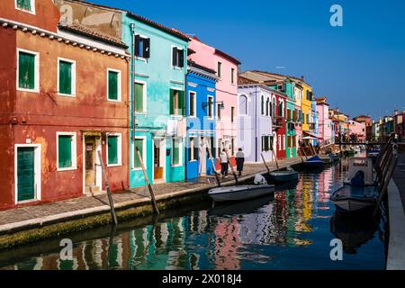 Bunt bemalte Häuser entlang eines Wasserkanals auf der Insel Burano. Stockfoto