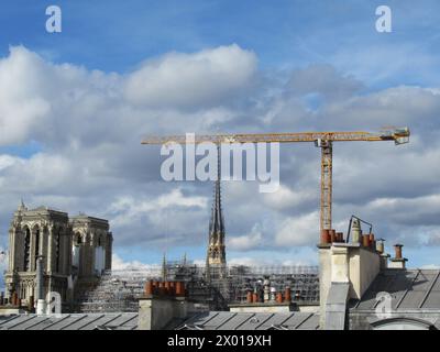 Paris, Frankreich. April 2024. Ein Kran steht neben Notre-Dame etwa fünf Jahre nach dem Großbrand, der die Kirche am 15. Und 16. April 2019 teilweise zerstörte. Der Turm und die Fassaden des nördlichen und südlichen Querschiffes sowie der Dachstuhl sollten bis zu den Olympischen Spielen weitgehend restauriert werden. Quelle: Sabine Glaubitz/dpa/Alamy Live News Stockfoto