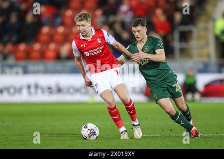 Rotherham, Großbritannien. April 2024. Rotherham United Mittelfeldspieler Jamie Lindsay (16) kämpft am 5. April 2024 gegen Plymouth Argyle Mittelfeldspieler Adam Randell (20) The Rotherham United FC gegen Plymouth Argyle FC im Aesseal New York Stadium, Rotherham, England, Vereinigtes Königreich Credit: Every Second Media/Alamy Live News Stockfoto