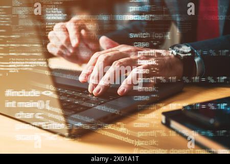 Computerprogrammierer, der Laptoptastatur, selektiver Fokus Stockfoto