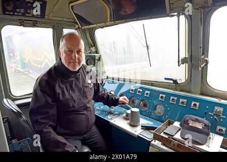 Jonathan „Gus“ Dunster, Geschäftsführer der Severn Valley Railway in einer Diesellokomotive der Baureihe 50 50035 „Ark Royal“ Stockfoto