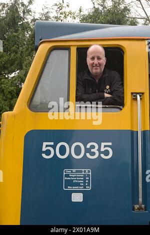 Jonathan „Gus“ Dunster, Geschäftsführer der Severn Valley Railway in einer Diesellokomotive der Baureihe 50 50035 „Ark Royal“ Stockfoto