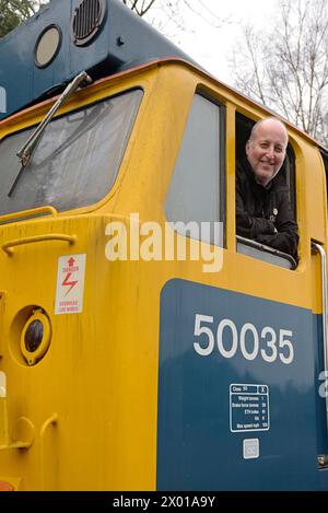 Jonathan „Gus“ Dunster, Geschäftsführer der Severn Valley Railway in einer Diesellokomotive der Baureihe 50 50035 „Ark Royal“ Stockfoto