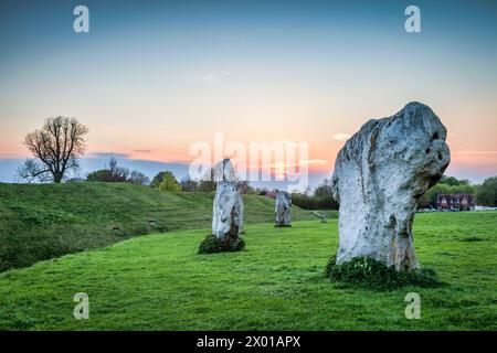 Sonnenuntergang am prähistorischen Steinkreis von Avebury, Wiltshire. Stockfoto