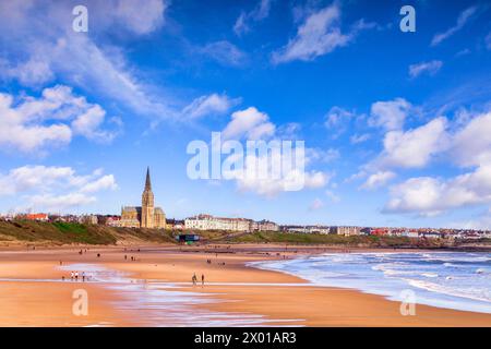 Tynemouth, Tyne and Wear, Großbritannien - an einem hellen Frühlingstag machen die Menschen einen Spaziergang am Strand von Tynemouth. Stockfoto