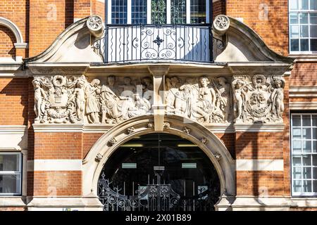 Außenansicht des Eingangs zum denkmalgeschützten City University of London College Building Ende des 19. Jahrhunderts, Clerkenwell, London, England Stockfoto