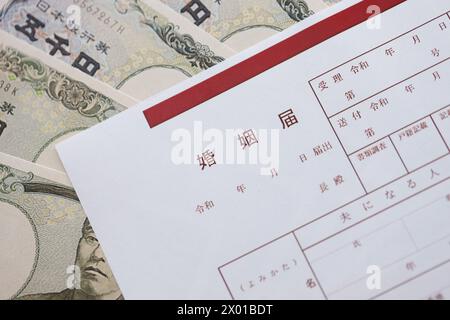 Ein leeres Dokument zur japanischen Heiratserlaubnis auf dem Tisch Stockfoto