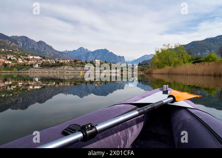 Kajak auf dem Annone-See in Brianza Stockfoto