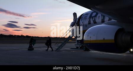 Porto, Portugal - 8. Januar 2020: Passagiere steigen am Flughafen Alicante-Elche Miguel Hernandez aus dem Flugzeug der Ryanair-Gesellschaft aus Stockfoto