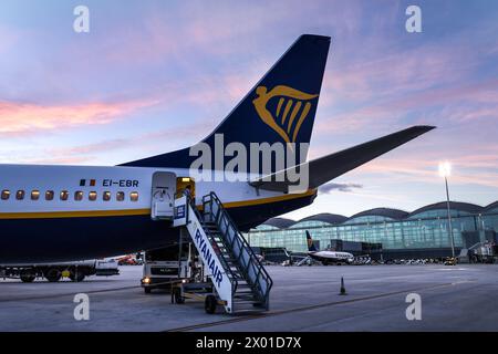 Porto, Portugal - 8. Januar 2020: Passagiere steigen am Flughafen Alicante-Elche Miguel Hernandez aus dem Flugzeug der Ryanair-Gesellschaft aus Stockfoto