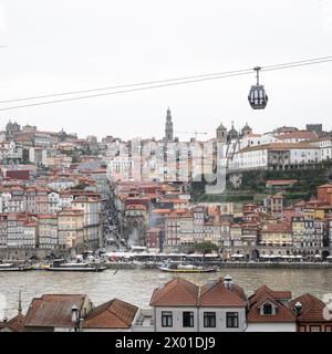 Blick auf Porto, die Altstadt Portugals am Fluss Douro, mit einer Seilbahn über der Stadt Stockfoto
