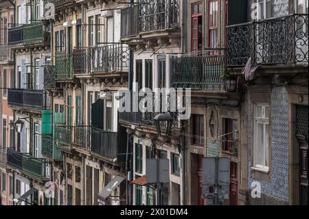 Fassade des Portwochs. Alte Fassadenfenster und Balkone von Appartementhäusern in Porto, Portugal. Stockfoto