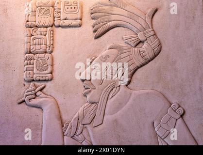 Reliefschnitzerei des maya-Gottes Rauchen mit maya-Hieroglyphen, Palenque, Mexiko. Stockfoto