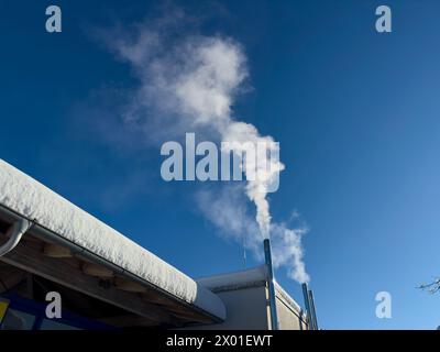 Rauchschornsteine an einem kalten Wintertag in Marktoberdorf, Allgaeu, Bayern, Deutschland, 24. Februar, 2024. Fotograf: ddp-Bilder / STAR-Bilder Stockfoto