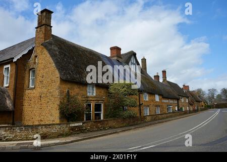 Das Wroxton House Hotel liegt an der Stratford Road. Es besteht aus vier Hütten, die vom 17. Bis 19. Jahrhundert stammen. Stockfoto