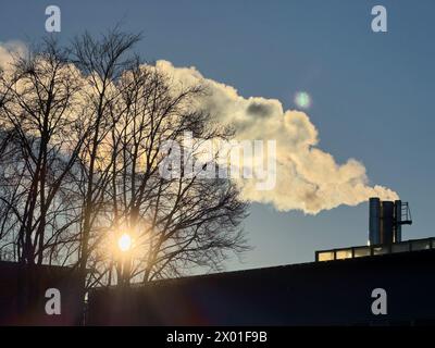 Rauchschornsteine an einem kalten Wintertag in Marktoberdorf, Allgaeu, Bayern, Deutschland, 24. Februar, 2024. Fotograf: ddp-Bilder / STAR-Bilder Stockfoto