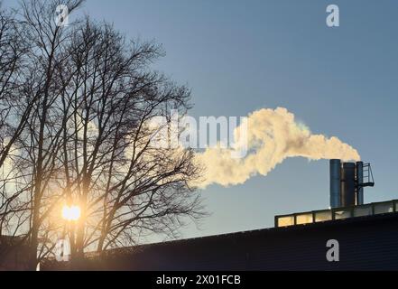 Rauchschornsteine an einem kalten Wintertag in Marktoberdorf, Allgaeu, Bayern, Deutschland, 24. Februar, 2024. Fotograf: ddp-Bilder / STAR-Bilder Stockfoto