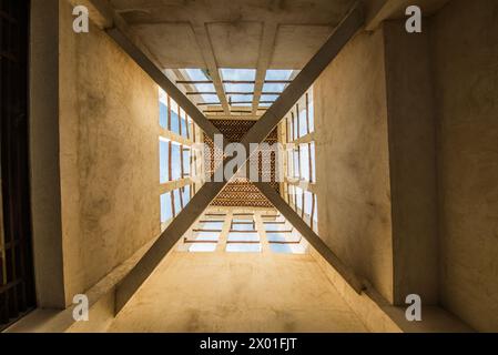 Blick nach oben auf die Decke eines traditionellen arabischen Kühlturms in einem restaurierten Haus. Stockfoto