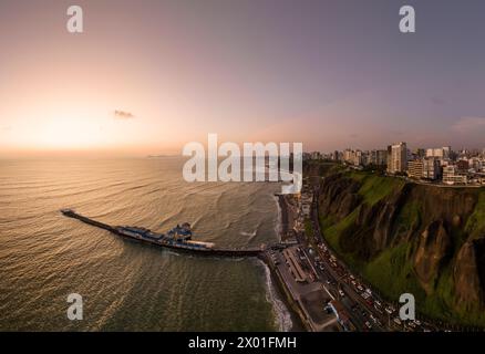 Luftaufnahme über Miraflores in der Dämmerung, Lima, Peru, Südamerika Stockfoto