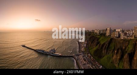 Luftaufnahme über Miraflores in der Dämmerung, Lima, Peru, Südamerika Stockfoto