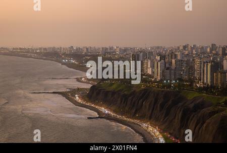 Luftaufnahme über Miraflores in der Dämmerung, Lima, Peru, Südamerika Stockfoto