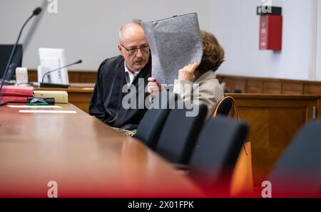 09. April 2024, Niedersachsen, Lüneburg: Die Beklagte (r) sitzt neben ihrem Verteidiger Norbert Lösing im Amtsgericht. Der Prozess gegen einen Reichsbürger wird vor dem Amtsgericht Lüneburg erneut angeklagt. Der 63-Jährige wurde 2022 zu dreieinhalb Jahren Haft verurteilt. Ihre Strafe könnte nun reduziert werden. Foto: Philipp Schulze/dpa Stockfoto