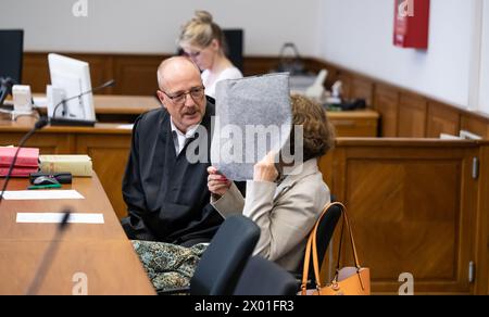 09. April 2024, Niedersachsen, Lüneburg: Die Beklagte (r) sitzt neben ihrem Verteidiger Norbert Lösing im Amtsgericht. Der Prozess gegen einen Reichsbürger wird vor dem Amtsgericht Lüneburg erneut angeklagt. Der 63-Jährige wurde 2022 zu dreieinhalb Jahren Haft verurteilt. Ihre Strafe könnte nun reduziert werden. Foto: Philipp Schulze/dpa Stockfoto