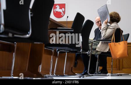 09. April 2024, Niedersachsen, Lüneburg: Die Beklagte (r) sitzt neben ihrem Verteidiger Norbert Lösing im Amtsgericht. Der Prozess gegen einen Reichsbürger wird vor dem Amtsgericht Lüneburg erneut angeklagt. Der 63-Jährige wurde 2022 zu dreieinhalb Jahren Haft verurteilt. Ihre Strafe könnte nun reduziert werden. Foto: Philipp Schulze/dpa Stockfoto