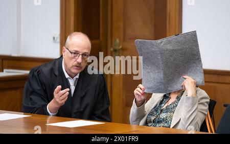 09. April 2024, Niedersachsen, Lüneburg: Die Beklagte (r) sitzt neben ihrem Verteidiger Norbert Lösing im Amtsgericht. Der Prozess gegen einen Reichsbürger wird vor dem Amtsgericht Lüneburg erneut angeklagt. Der 63-Jährige wurde 2022 zu dreieinhalb Jahren Haft verurteilt. Ihre Strafe könnte nun reduziert werden. Foto: Philipp Schulze/dpa Stockfoto