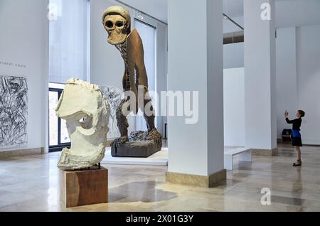 "Riesige Maske (Höhle)", 2010, "L'Homme pressé", 2010-2011, fast menschlich, Thomas Houseago, MAM, Museum für Moderne Kunst der Stadt Paris, Musée d'Art Moderne de Stockfoto