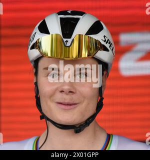 Weltmeister Lotte Kopecky vor dem Start der 2024er Ausgabe von Paris-Roubaix Stockfoto