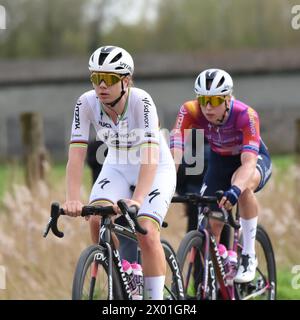 Denain, Frankreich - 6. April 2024: Lotte Kopecky während der Ausgabe von Paris-Roubaix 2024 Stockfoto