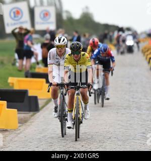 Weltmeister Lotte Kopecky (links) auf dem Weg nach Roubaix zusammen mit Marianne Vos aus den Niederlanden Stockfoto