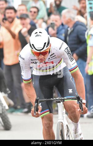 Weltmeister Mathieu van der Poel auf dem Weg zum Sieg in der Ausgabe von Paris-Roubaix 2024 Stockfoto