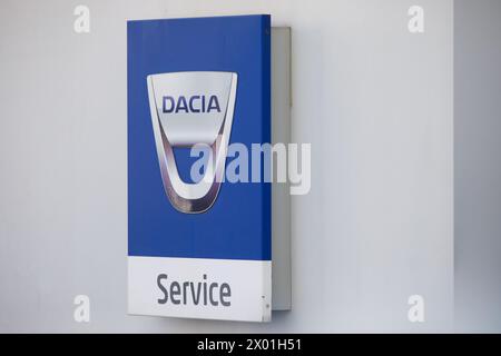 Santander, Spanien - 8. April 2024: Poster des offiziellen Händlerbetriebs und Reparaturservice der Marke Dacia Stockfoto
