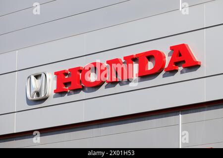 Santander, Spanien - 8. April 2024: Poster des offiziellen Händlerbetriebs und Reparaturservice der Marke Honda Stockfoto