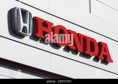 Santander, Spanien - 8. April 2024: Poster des offiziellen Händlerbetriebs und Reparaturservice der Marke Honda Stockfoto