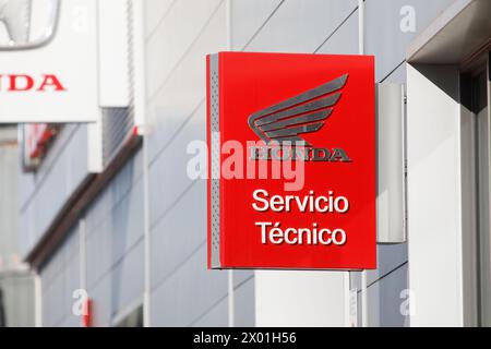 Santander, Spanien - 8. April 2024: Poster des offiziellen Händlerbetriebs und Reparaturservice der Marke Honda Stockfoto