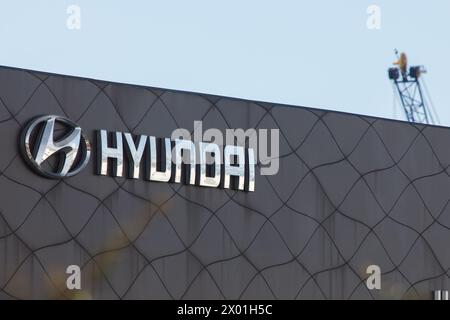 Santander, Spanien - 8. April 2024: Poster des offiziellen Händlerbetriebs und Reparaturservice der Marke Hyundai Stockfoto