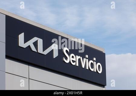 Santander, Spanien - 8. April 2024: Poster des offiziellen Händlerbetriebs und Reparaturservice der Marke KIA Stockfoto