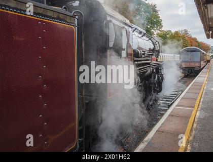 Die Dampflokomotive von Omaha ist in Dampf und macht sich bereit, den Bahnhof Paignton, Paignton, Devon, England, Großbritannien, zu verlassen. Stockfoto