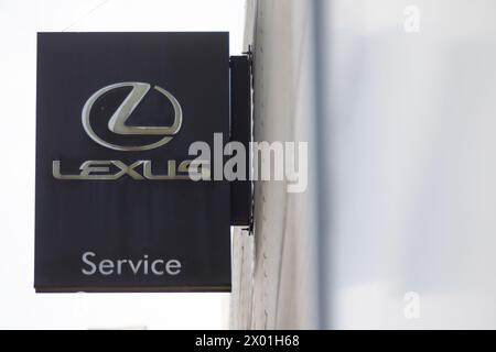 Santander, Spanien - 8. April 2024: Poster des offiziellen Händlerbetriebs und Reparaturservice der Marke Lexus Stockfoto