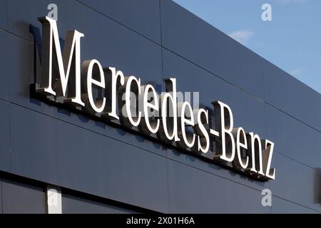 Santander, Spanien - 8. April 2024: Poster des offiziellen Händlerbetriebs und Werkstattservice der Marke Mercedes Stockfoto